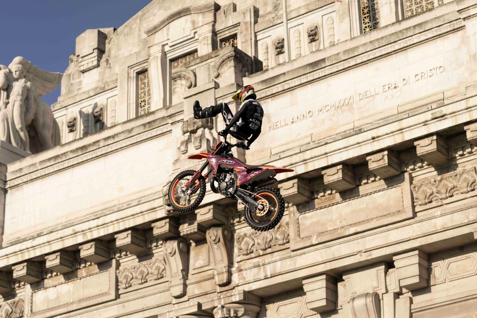 Piazza Duca d’Aosta lascia spazio alla solidarietà con “Il grande salto” di Vanni Odera!